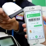 【残念】コンビニ店員に「無言でスマホを見せればいい」と思っている客の大きな勘違い