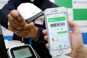 【残念】コンビニ店員に「無言でスマホを見せればいい」と思っている客の大きな勘違い
