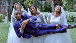 【本当?】一卵性三つ子と知らずに交際していた男性、3人同時にプロポーズされ全員と結婚