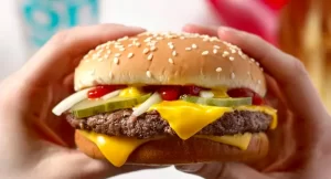 【唖然】マクドナルド公式がミミズ肉の使用否定「まだ続く誹謗中傷」・・全く呆れた誹謗中傷