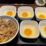 【理解不能オエッ】吉野家の牛丼に生卵5個入れると超高級「黄金牛丼」にメガ進化・・のコメントは？