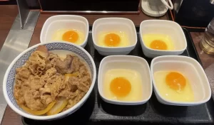 【理解不能オエッ】吉野家の牛丼に生卵5個入れると超高級「黄金牛丼」にメガ進化・・のコメントは？