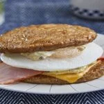 【ローソン】ベーコンと卵を肉でサンドした「肉でサンド!肉バーガー」発売