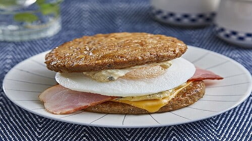 【ローソン】ベーコンと卵を肉でサンドした「肉でサンド!肉バーガー」発売