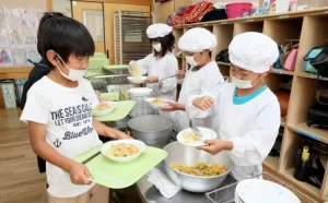 【呆れ!】給食残してクラスで謝罪、完食指導による心の傷で「会食恐怖症」に… 教育現場の実情
