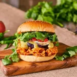 【パクチー苦手な方ごめんなさい】『パクチー苦手な方、ごめんなさい!爆盛国産パクチーがインパクト大のクセスゴバーガー。ココナッツ香る本格グリーンカレーでタイ旅行気分に』について