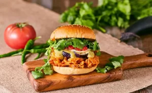 【パクチー苦手な方ごめんなさい】『パクチー苦手な方、ごめんなさい！爆盛国産パクチーがインパクト大のクセスゴバーガー。ココナッツ香る本格グリーンカレーでタイ旅行気分に』について