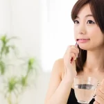 【歯磨き】口をゆすぐ回数は「1回」でいいって本当?「ゆすぎ過ぎNG」の理由を歯科医師に聞く