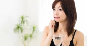 【歯磨き】口をゆすぐ回数は「1回」でいいって本当?「ゆすぎ過ぎNG」の理由を歯科医師に聞く