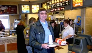 【総計3万2000個】50年間ほぼ毎日ビッグマックを食べ続ける男性・・健康に問題なし！