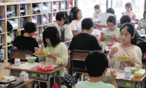 【シーンとした給食】『2年続き…学校の「黙食」見直しの動き、賛否の声』についてTwitterの反応