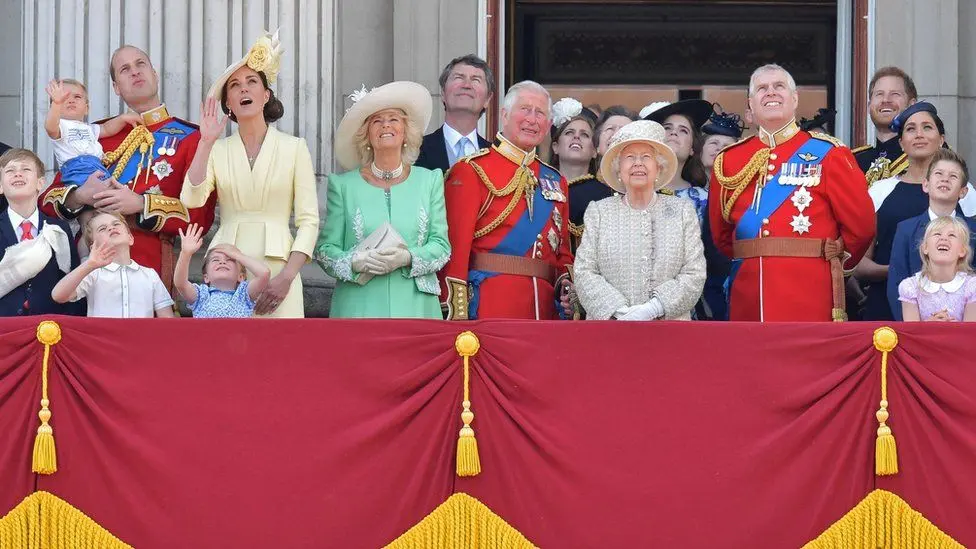 【プラチナ・ジュビリー】『うわあ音が!……4歳のルイ英王子、頭上通過の英空軍に』についてTwitterの反応