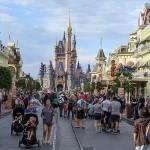 【謎のロボット】『ディズニーが特許取得　お土産を持ち歩く必要がなくなる？』について