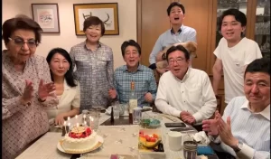 【最後の家族写真になるなんて】『安倍元首相銃撃、現場で追悼する人々』について