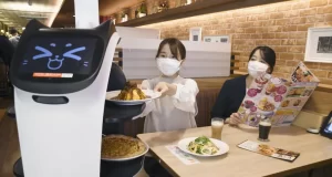 【ガストの「ネコ型配膳ロボット」】『「充電してにゃああ！！」と叫び出す　「労働環境に妥協しない強気さ」に爆笑　どんなプログラミング？すかいらーくに聞いた』についてTwitterの反応