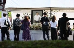 【安倍元首相の通夜】『岸田首相らが訪れ焼香 葬儀は12日に家族葬』についてTwitterの反応