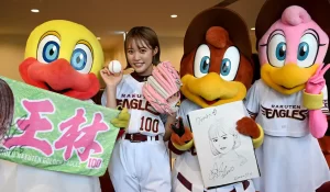 【王林ちゃんの始球式】『弘前で王林さんが始球式　背番号「100」でノーバン投球　はるか夢球場は満員御礼』