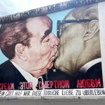 【知ってた？】『グラム57円で『ベルリンの壁』が買える』についてTwitterの反応