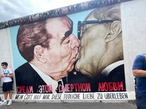 【知ってた?】『グラム57円で『ベルリンの壁』が買える』についてTwitterの反応