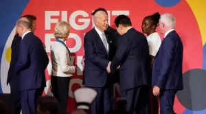 【バイデンのクソ面子は丸つぶれ】『韓国大統領がカメラ気づかず暴言の「外交惨事」日本人も「森喜朗でも言わんぞ」』について