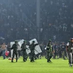 【最年少の死者はわずか3歳】『インドネシアのスタジアム暴動、「選手の腕の中で」死んだ人も 子供の犠牲32人に』について