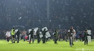 【最年少の死者はわずか3歳】『インドネシアのスタジアム暴動、「選手の腕の中で」死んだ人も 子供の犠牲32人に』について