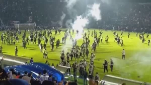 【127人死亡】『インドネシアのサッカー場で暴動、警察が催涙ガス』について