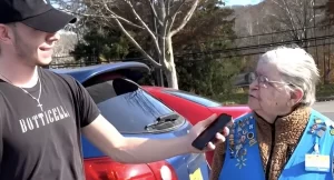 【クラファンで「退職金」】スーパーで20年働いたおばあちゃんに同僚の若者がクラファンで「退職金」をあげた!・・人生はこんなにもつらいものではないはず