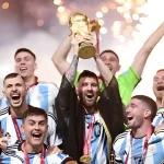 『メッシ、W杯トロフィーを前にした仕草にネット反響「少年みたい」「スリスリして最高」』についてTwitterの反応