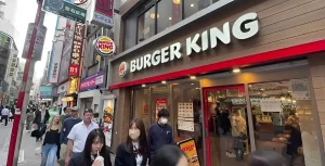 バーガーキングの看板が外から見ると歪んで見えるが、マクドナルドの店内から見るとユニークに見えると話題に!