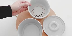 【とにかく万能!と話題】保存容器として使うことができるだけでなく、ザルの役割も果たしてくれるダイソーの「ザル付保存容器」が最高!