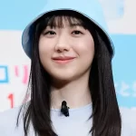 【芦田愛菜ちゃんの大学生活】「眼鏡姿で950円ランチ」慶大キャンパスライフを満喫!