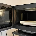 【なるほど！】電子レンジで大皿を２枚同時に温める方法に「なぜ思いつかなかったんだ〜！」「嬉しすぎる」