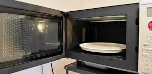 【なるほど！】電子レンジで大皿を２枚同時に温める方法に「なぜ思いつかなかったんだ〜！」「嬉しすぎる」