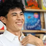 【小島よしおの現在】子ども向けで大逆転！子どもたちのヒーローになった理由！