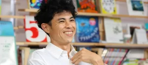 【小島よしおの現在】子ども向けで大逆転！子どもたちのヒーローになった理由！